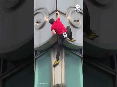 You are currently viewing American climber Alex Honnold scales Taipei 101 tower without ropes