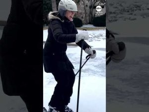 Read more about the article Texas woman skis down icy street