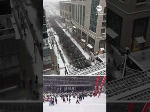 Read more about the article Anti-ICE protesters march through snowy Chicago
