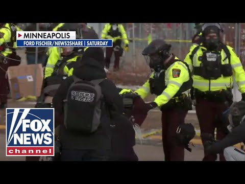 You are currently viewing Federal agents attacked, DOZENS arrested during anti-ICE protests in Minneapolis