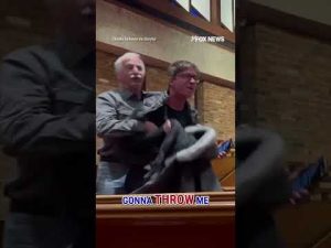 Read more about the article WATCH: Anti-ICE agitator disrupts Dem’s town hall #foxnews #news #shorts