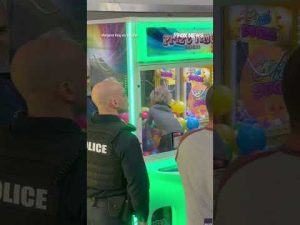 Read more about the article Toddler CLIMBS INTO CLAW MACHINE #foxnews #news #us #fox