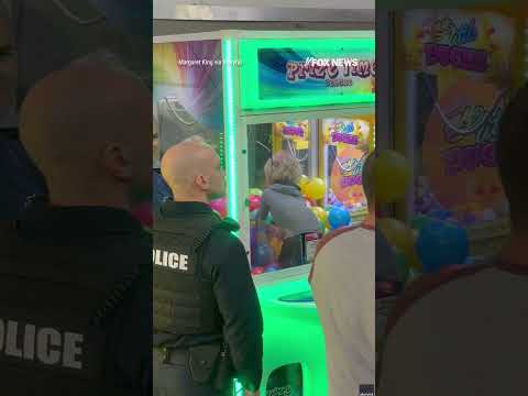 You are currently viewing Toddler CLIMBS INTO CLAW MACHINE #foxnews #news #us #fox