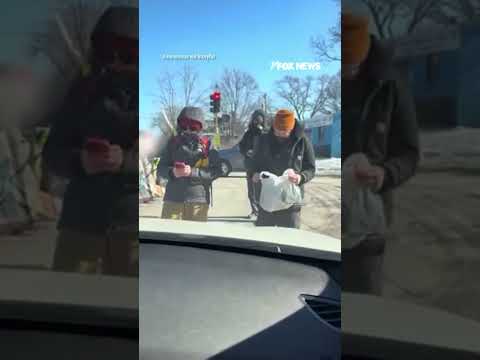 You are currently viewing ICE-COLD DETOUR: Motorist in Minneapolis film anti-ICE agitators blocking cars