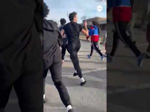 Read more about the article Teen learns to ride bike with support from excited teammates