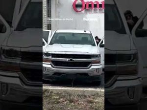 Read more about the article WATCH: Woman WIGGLES out of a police cruiser, TAKES OFF RUNNING #shorts #us #news