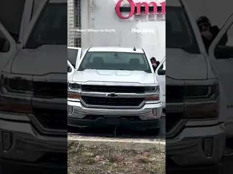 You are currently viewing WATCH: Woman WIGGLES out of a police cruiser, TAKES OFF RUNNING #shorts #us #news