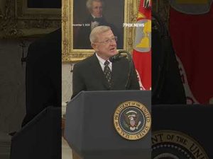 Read more about the article FLASHBACK: Trump awards Lou Holtz with Presidential Medal of Freedom #foxnews #news #us #fox