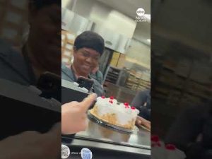 Read more about the article Man stuns supermarket workers with grocery cart stunt