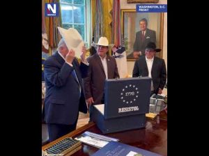 Read more about the article WATCH: President Trump puts on a cowboy hat in the Oval Office with the National Rodeo winners.