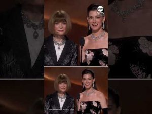 Read more about the article Anne Hathaway and Anna Wintour have ‘Devil Wears Prada’ moment at 2026 Oscars