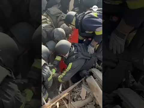 You are currently viewing Rescuers spot woman’s hand reaching for help in Ukraine rubble
