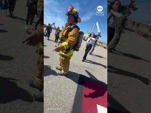 Read more about the article Passengers slide off plane after engine fire on United flight