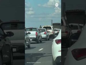 Read more about the article Drivers pass time in traffic jam with game of rock, paper, scissors