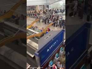 Read more about the article Travelers face long lines and airport delays as government shutdown continues