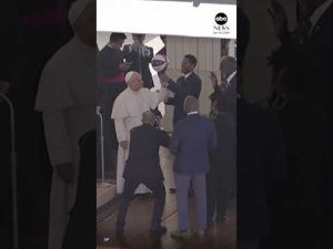 Read more about the article Harlem Globetrotters teach Pope Leo to spin basketball on his finger