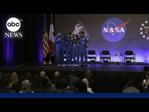 Read more about the article Artemis II crew arrives back to Houston after the dramatic Pacific splashdown