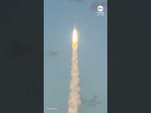 Read more about the article Crowd cheers Artemis II launch in Florida