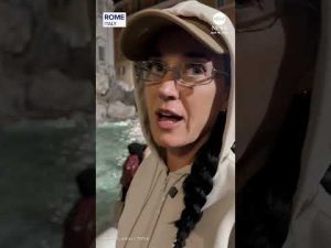 Read more about the article Katy Perry gently places credit card in Trevi Fountain ‘for good luck’