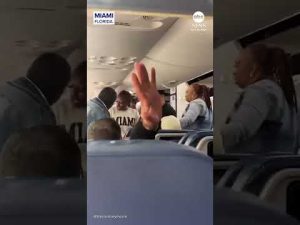 Read more about the article Passenger kicked off flight for refusing to get off phone