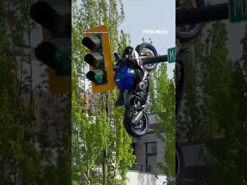 Read more about the article Motorcycle seen HANGING from traffic light after violent crash #shorts #us #news #viral