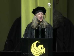 Read more about the article UCF graduation speaker met with boos amid remarks on AI