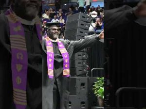 Read more about the article Shaq trolls Charles Barkley on stage