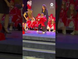 Read more about the article Florida kindergartener runs to mom during graduation ceremony