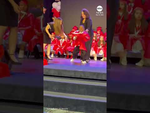 Read more about the article Florida kindergartener runs to mom during graduation ceremony