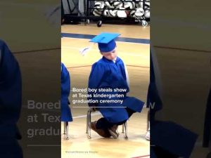 Read more about the article Bored boy steals show at Texas kindergarten graduation ceremony