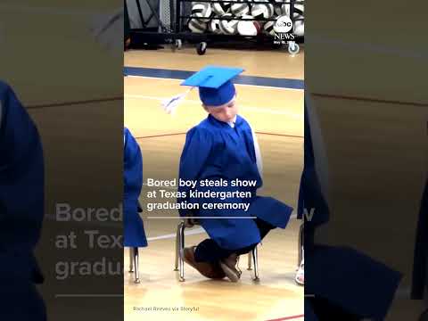 You are currently viewing Bored boy steals show at Texas kindergarten graduation ceremony
