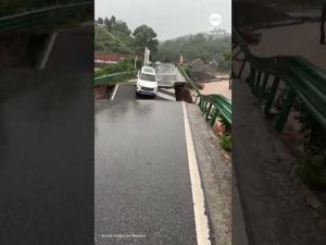 Read more about the article Car falls from collapsing bridge into raging river in China