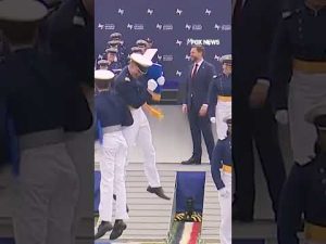 Read more about the article Vance CHEST BUMPS Air Force graduate at commencement #foxnews #news #us #fox