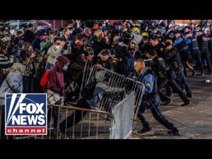 Read more about the article SEE IT: Anti-ICE rioters hurl rocks, try to breach barricades
