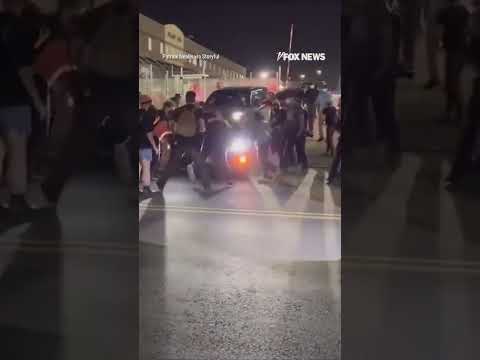 Read more about the article ,Anti-ICE agitators CONFRONT vehicles leaving ICE facility #shorts #us #news #ICE #newjersey