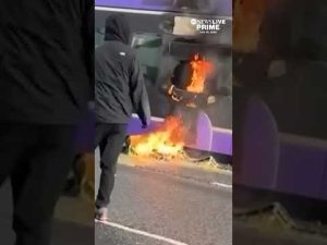 Read more about the article Police and elected officials in Northern Ireland are calling for calm amid protests in Belfast