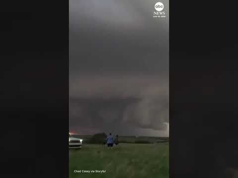 Read more about the article Large tornado seen swirling over Kansas