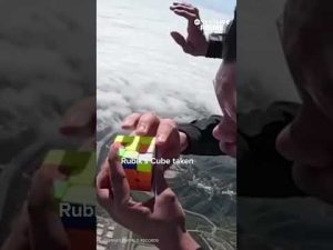 Read more about the article A man sets a world record by solving a Rubik’s Cube while skydiving from 13,000 ft over California.