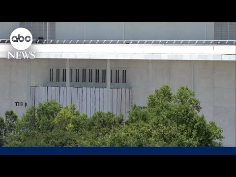 You are currently viewing Trump’s name removed from Kennedy Center: DOJ