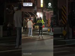 Read more about the article Knicks fans help NYC sanitation workers clean up after NBA title win