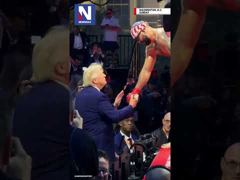 You are currently viewing WATCH: Trump given chain by UFC fighter