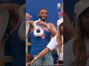 Read more about the article Knicks players celebrate NBA Finals win with parade in downtown New York City