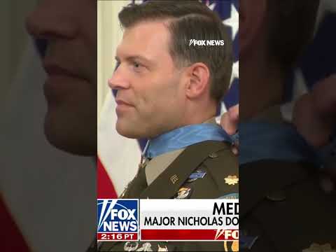 Read more about the article WATCH: President Trump appears to have trouble with one Medal of Honor ribbon #shorts