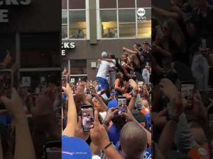 Read more about the article Knicks fan proposes during NBA championship parade