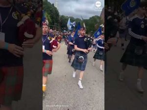 Read more about the article Duck wearing Scottish flag leads march through Rhode Island
