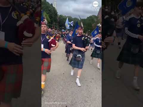 Read more about the article Duck wearing Scottish flag leads march through Rhode Island