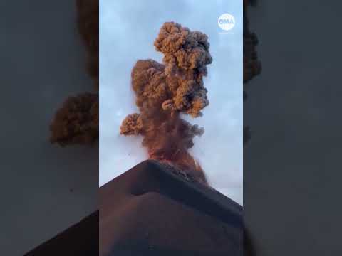 Read more about the article Tourists flee after volcano erupts in Guatemala