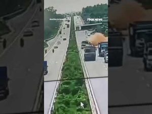 Read more about the article WATCH: Truck flips in VIOLENT highway chain-reaction CRASH #foxnews #news #us #fox