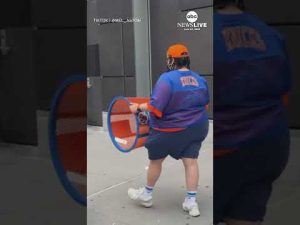 Read more about the article Knick fan returns stolen trash can