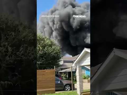 You are currently viewing Thick smoke rises over Houston after MASSIVE recycling facility FIRE #foxnews #news #us #fox